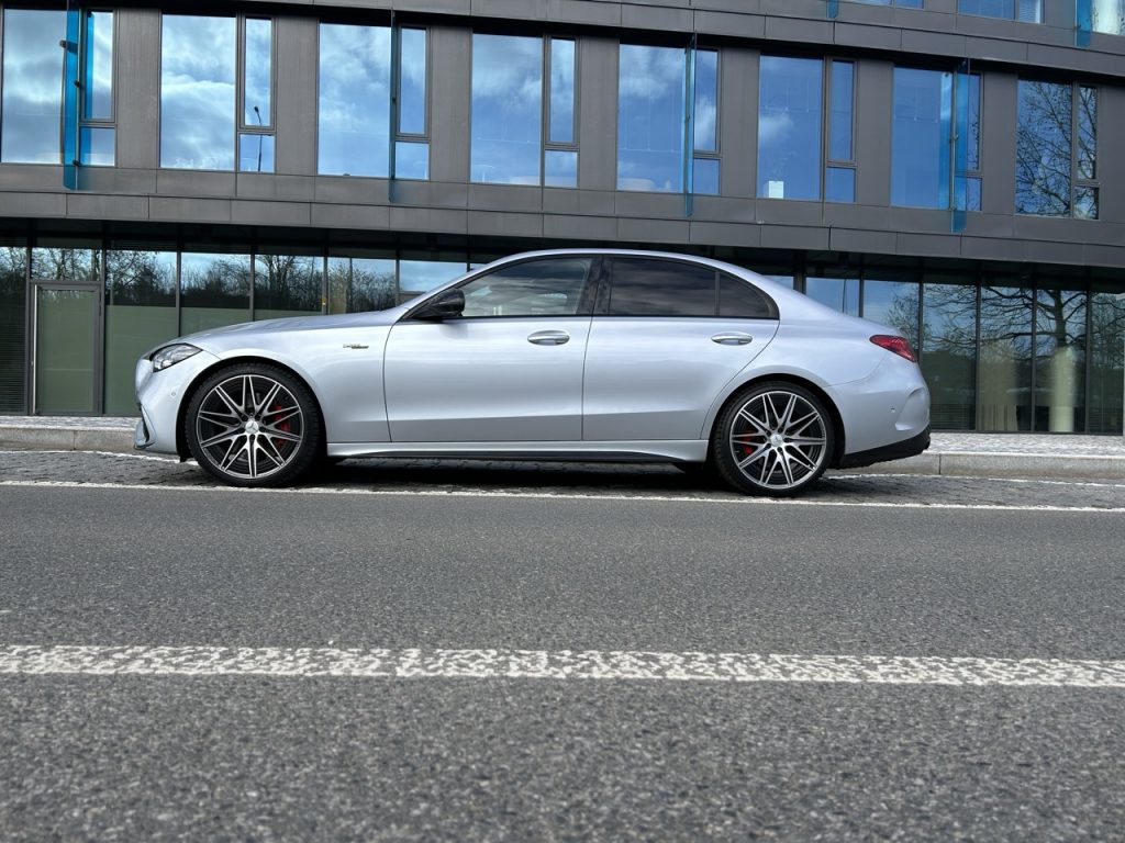 Test MERCEDES-AMG C 43: foto Žena v autě