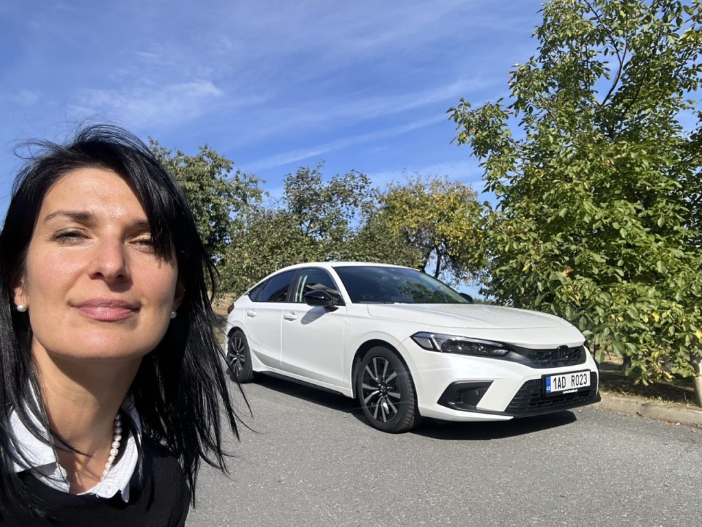 Test Honda Civic: foto Žena v autě