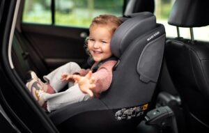 JPG RGB 300 DPI-MC8033_2020_maxicosi_Carseat_Mica Up_Lifestyle_Car_Girlrearwardfacingwaving_Landscape