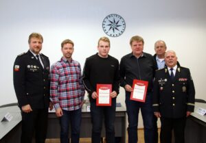 Zleva Pavel Bártík (ÚO PČR Prachatice), Jan Marek (projekt Gentleman silnic) , ocenění Petr Fleischmann ml. a Petr Fleischmann st., Václav Kovář (BESIP) , Luděk Procházka (KŘP Jihočeského kraje) foto: gentleman silnic