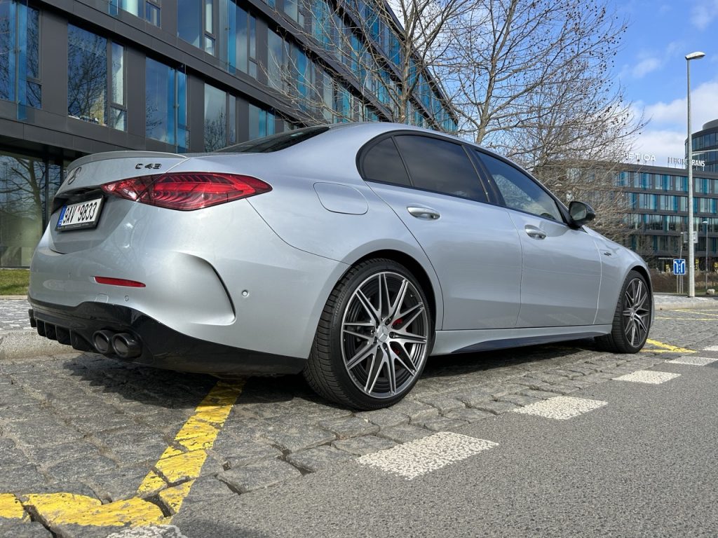 Test MERCEDES-AMG C 43: foto Žena v autě