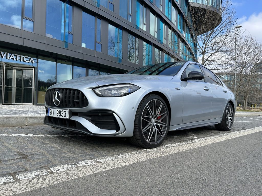 Test MERCEDES-AMG C 43: foto Žena v autě