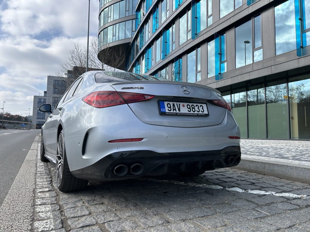 Test MERCEDES-AMG C 43: foto Žena v autě