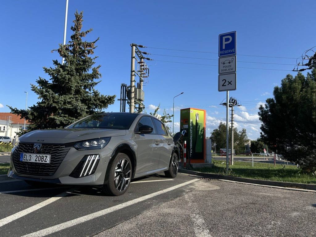 Peugeot e-208: foto Žena v autě.cz