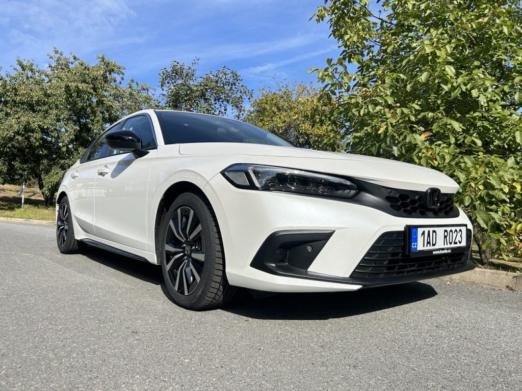 Test Honda Civic: foto Žena v autě