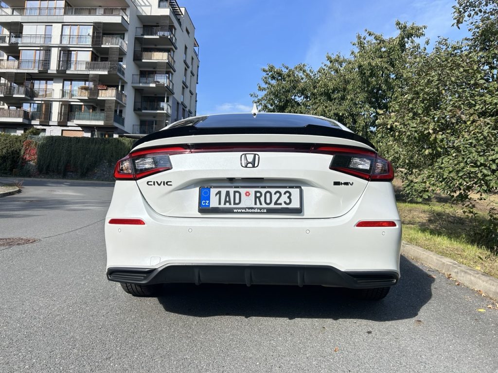 Test Honda Civic: foto Žena v autě