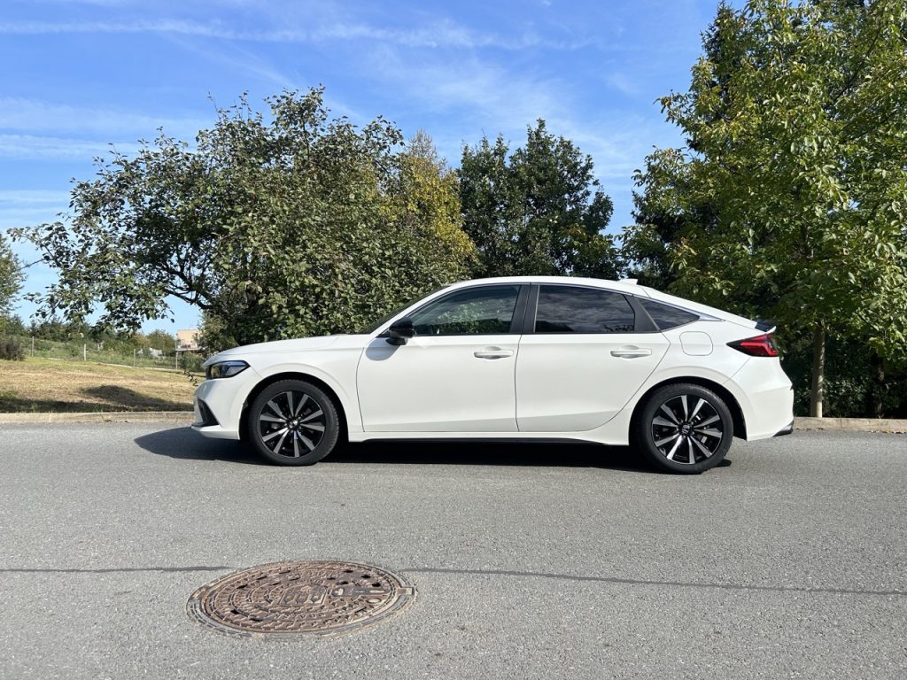 Test Honda Civic: foto Žena v autě