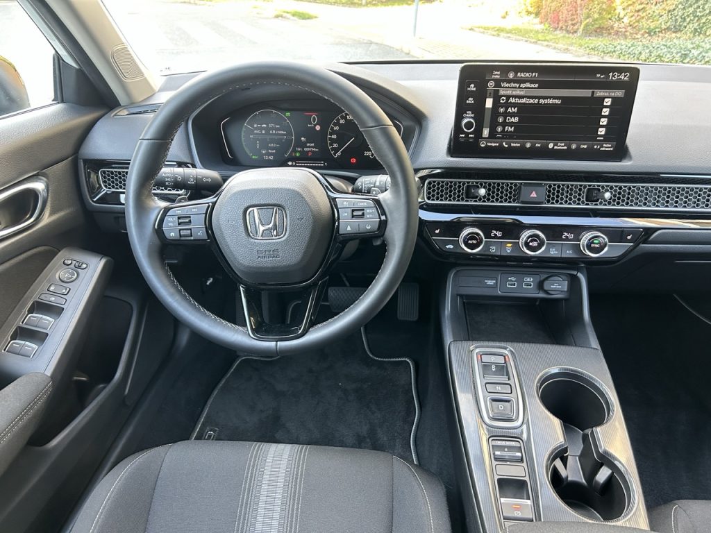 Test Honda Civic: foto Žena v autě