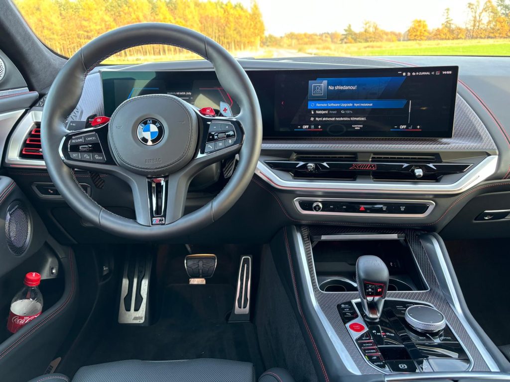 foto BMW XM LABEL RED: foto Žena v autě.cz