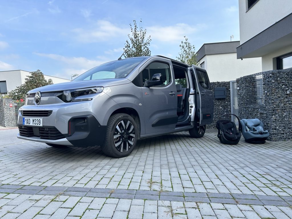 test autosedaček THULE v Citroen Berlingo: foto Žena v autě.cz