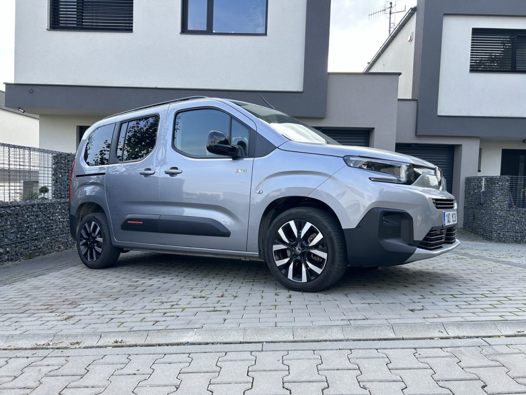 foto autosedačky THULE v Citroen Berlingo: foto Žena v autě.cz_8451 ve velké velikosti