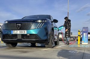 Peugeot e:3008 u dobíječky PRE: foto Žena v autě.cz