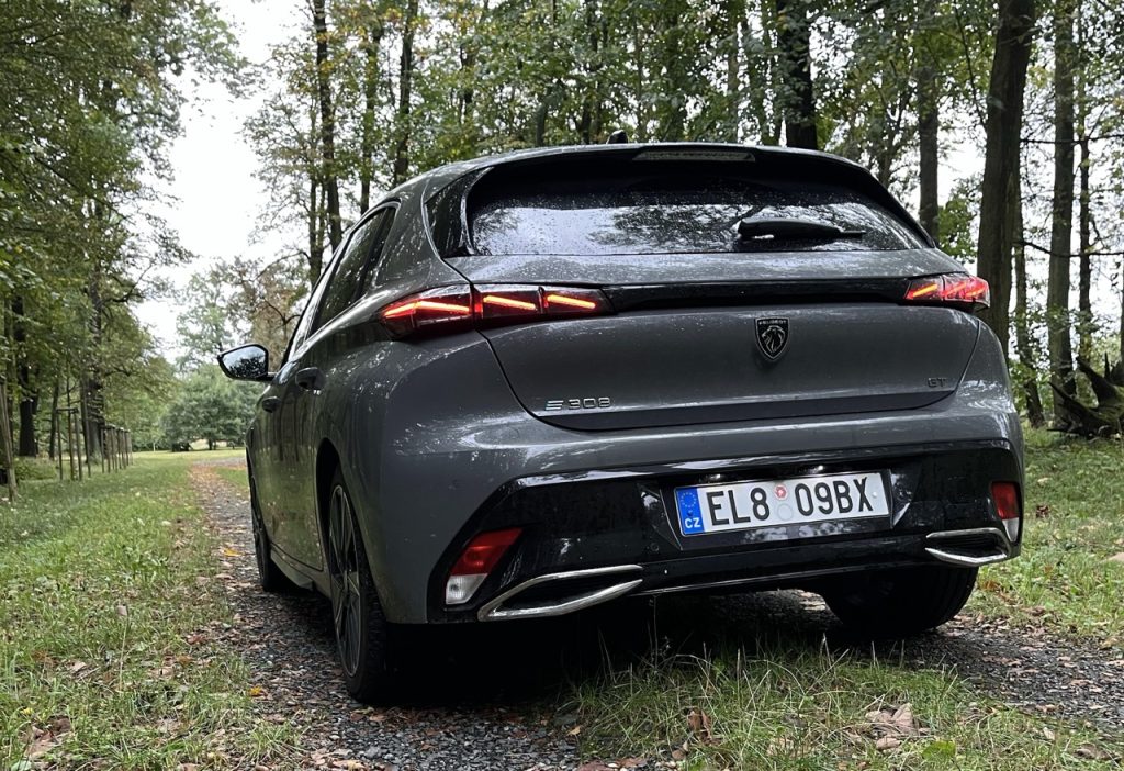 test peugeot e308: foto Žena v autě.cz