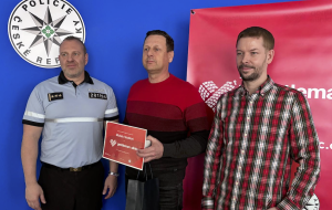 Zleva plk. Michal Krejbich (náměstek ředitele pro službu kriminální policie), Michal Houdek (oceněný), Jan Marek (ředitel projektu Gentleman silnic)