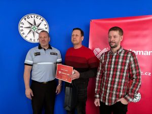 Zleva plk. Michal Krejbich (náměstek ředitele pro službu kriminální policie), Michal Houdek (oceněný), Jan Marek (ředitel projektu Gentleman silnic)