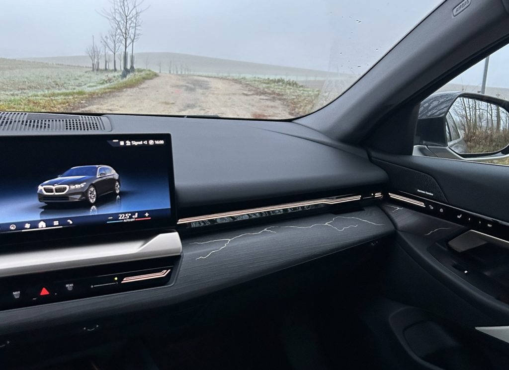 test BMW 540d XDrive Touring: foto Žena v autě.cz