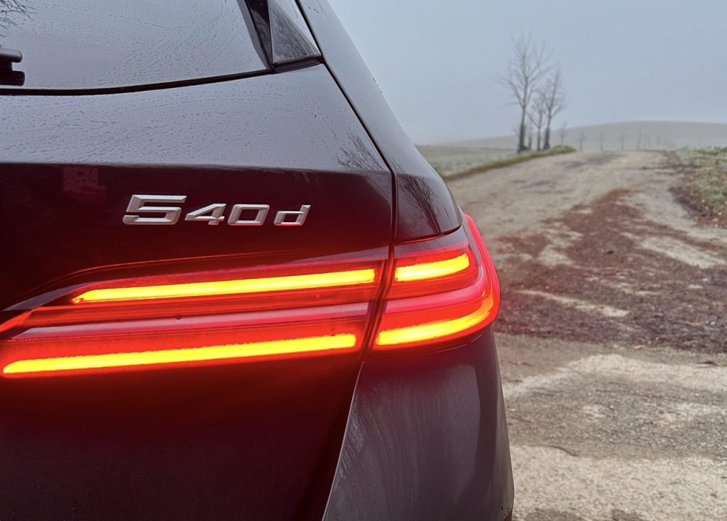 test BMW 540d XDrive Touring: foto Žena v autě.cz