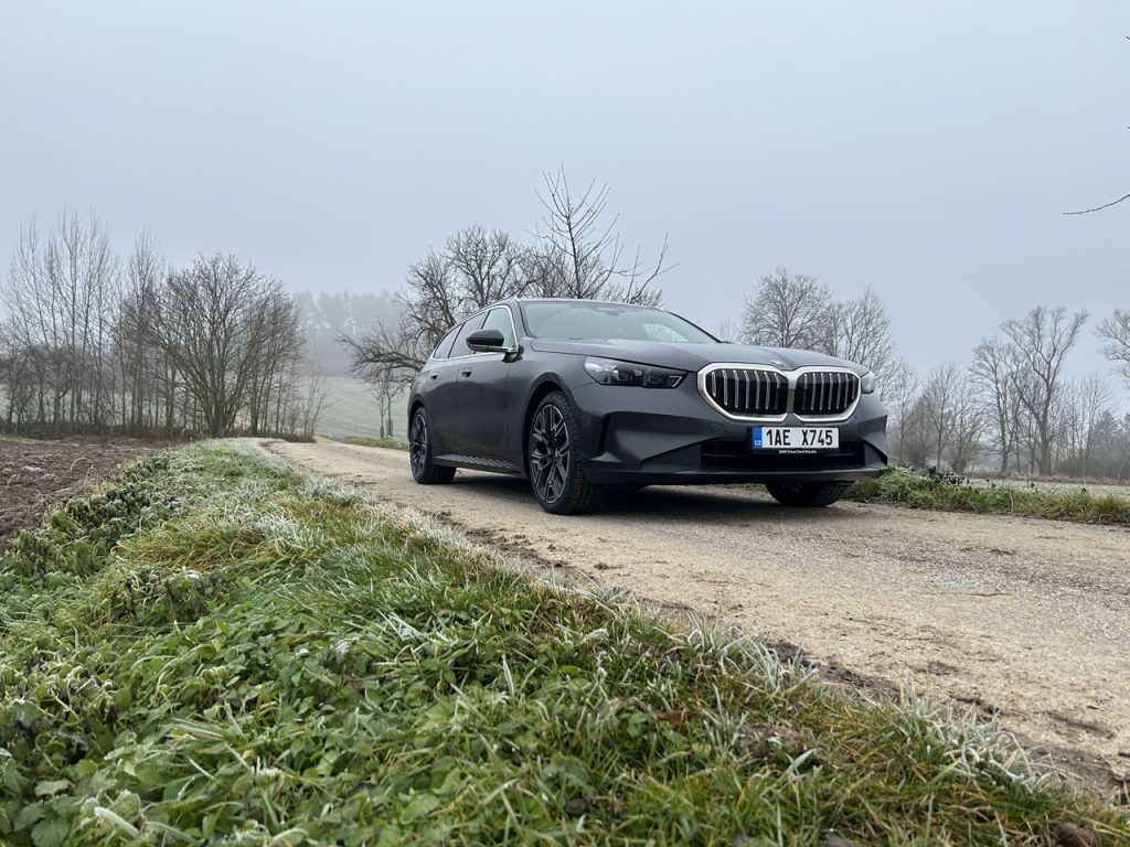 BMW 5 Touring foto Žena v autě.cz_9223 ve velké velikosti