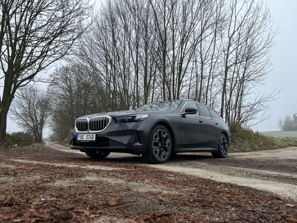 BMW 5 Touring foto Žena v autě.cz_9262 ve velké velikosti