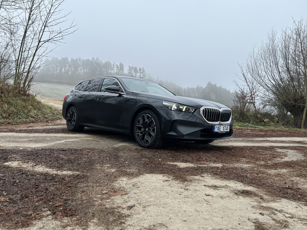 BMW 5 Touring foto Žena v autě.cz_9271 ve velké velikosti