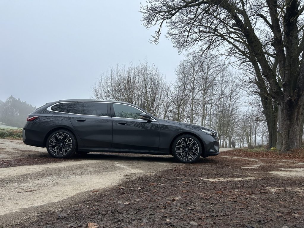 BMW 5 Touring foto Žena v autě.cz_9275 ve velké velikosti