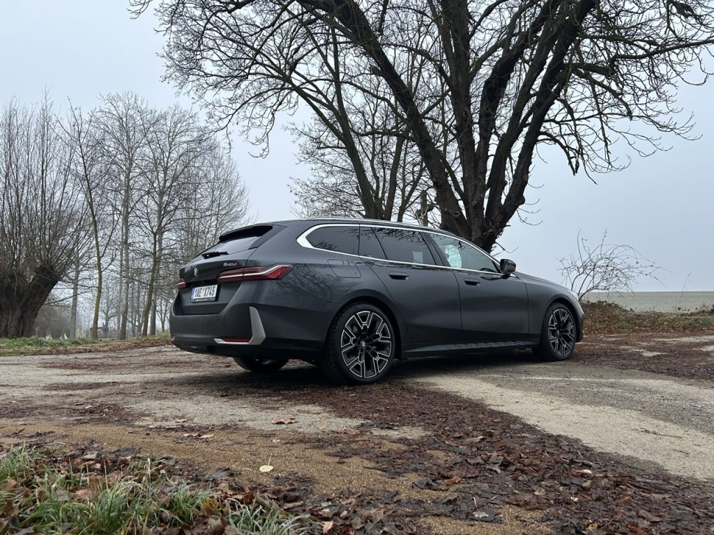 BMW 5 Touring foto Žena v autě.cz_9281 ve velké velikosti