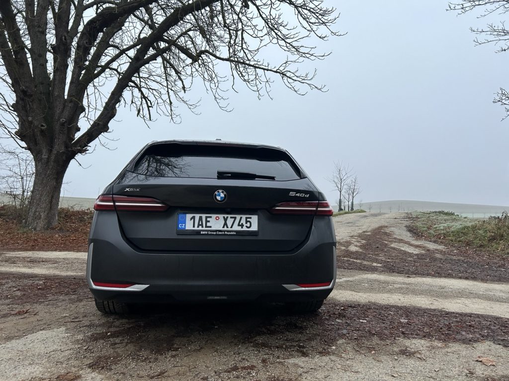 BMW 5 Touring foto Žena v autě.cz_9284 ve velké velikosti