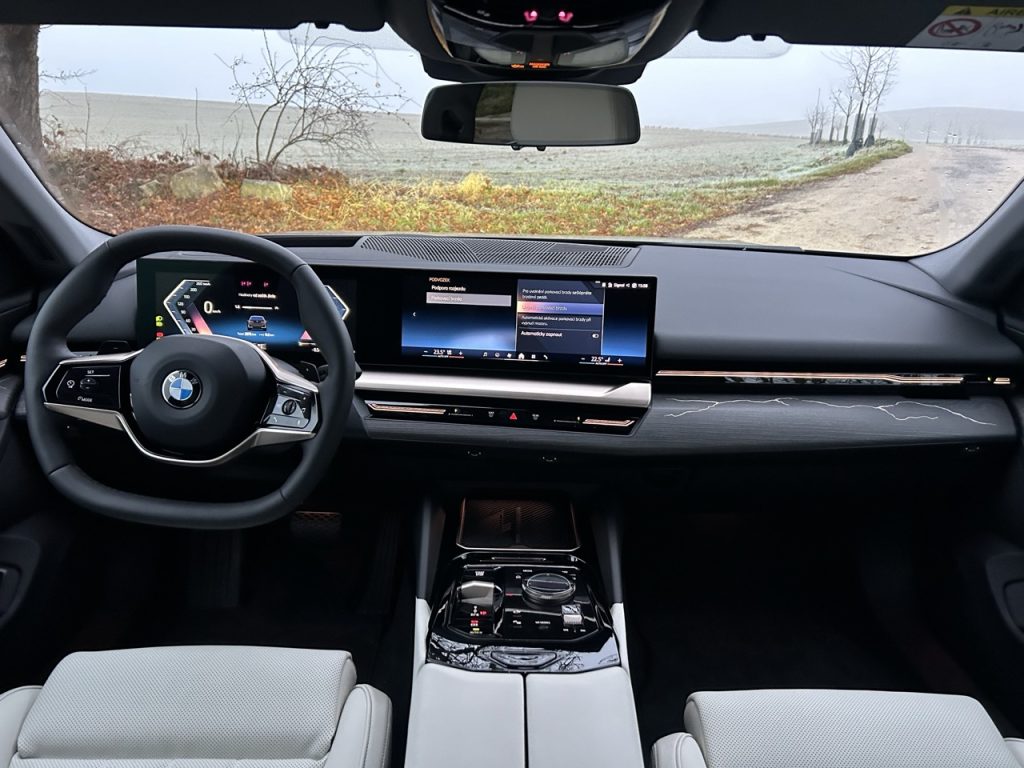 BMW 5 Touring foto Žena v autě.cz_9307 ve velké velikosti