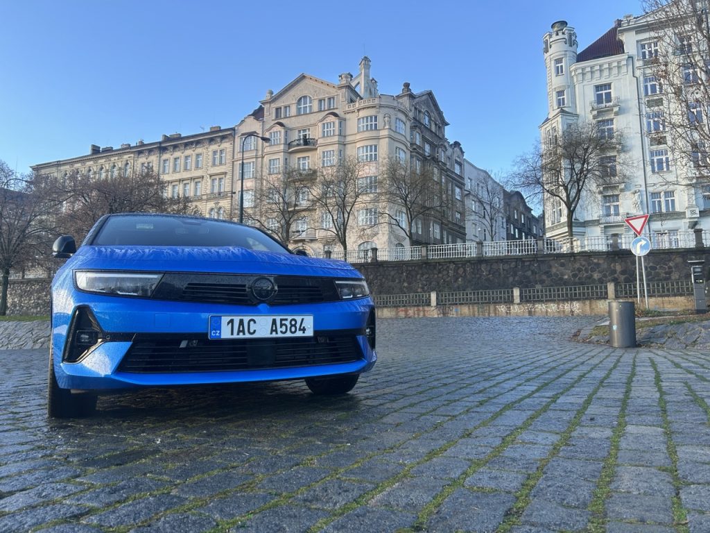 TEST OPEL ASTRA: foto Žena v autě.cz_0315 ve velké velikosti