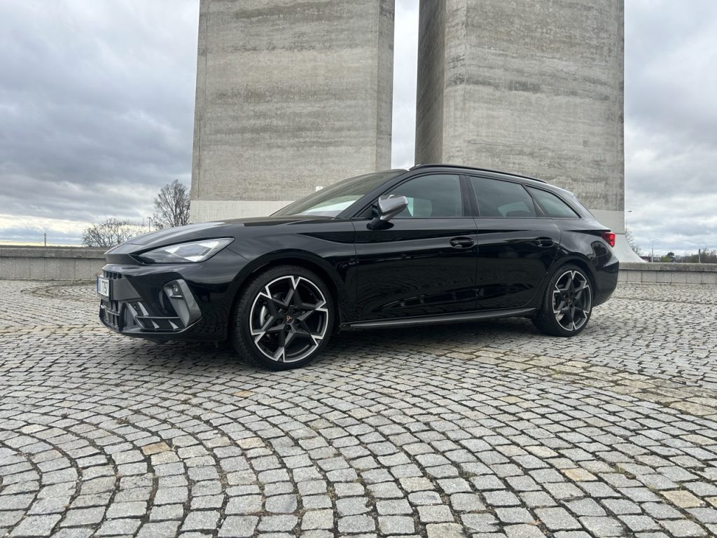 test CUPRA Leon ST: foto Žena v autě.cz_9005 ve velké velikosti