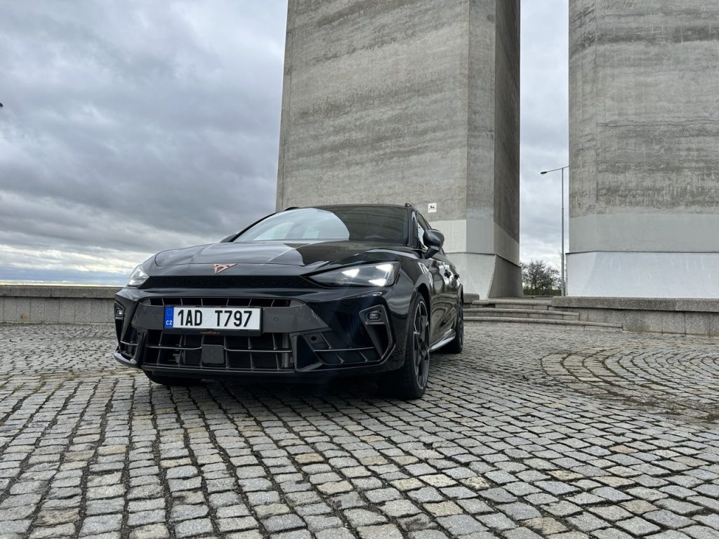 test CUPRA Leon ST: foto Žena v autě.cz_9024 ve velké velikosti