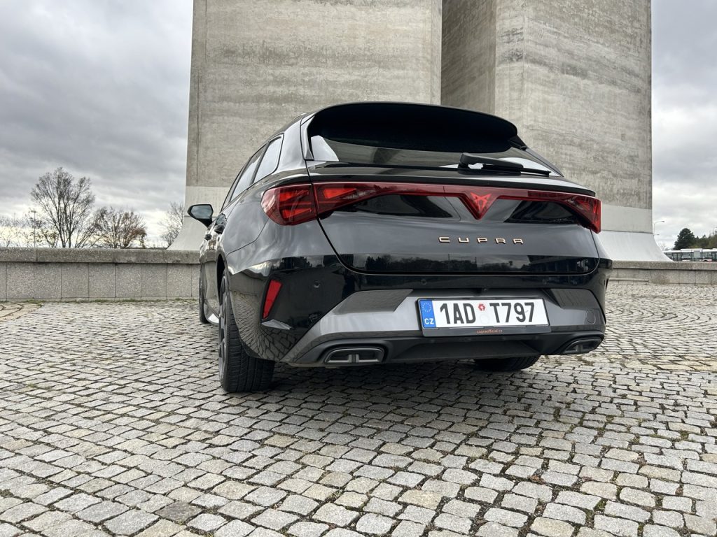 test CUPRA Leon ST: foto Žena v autě.cz_9032 ve velké velikosti