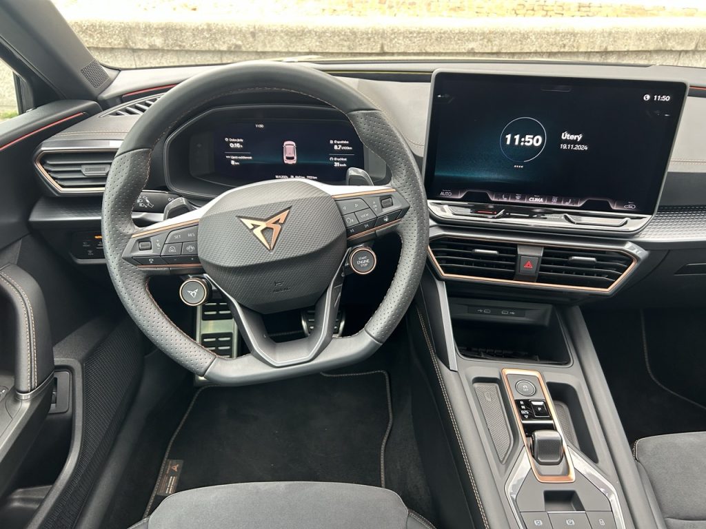 test CUPRA Leon ST: foto Žena v autě.cz_9038 ve velké velikosti