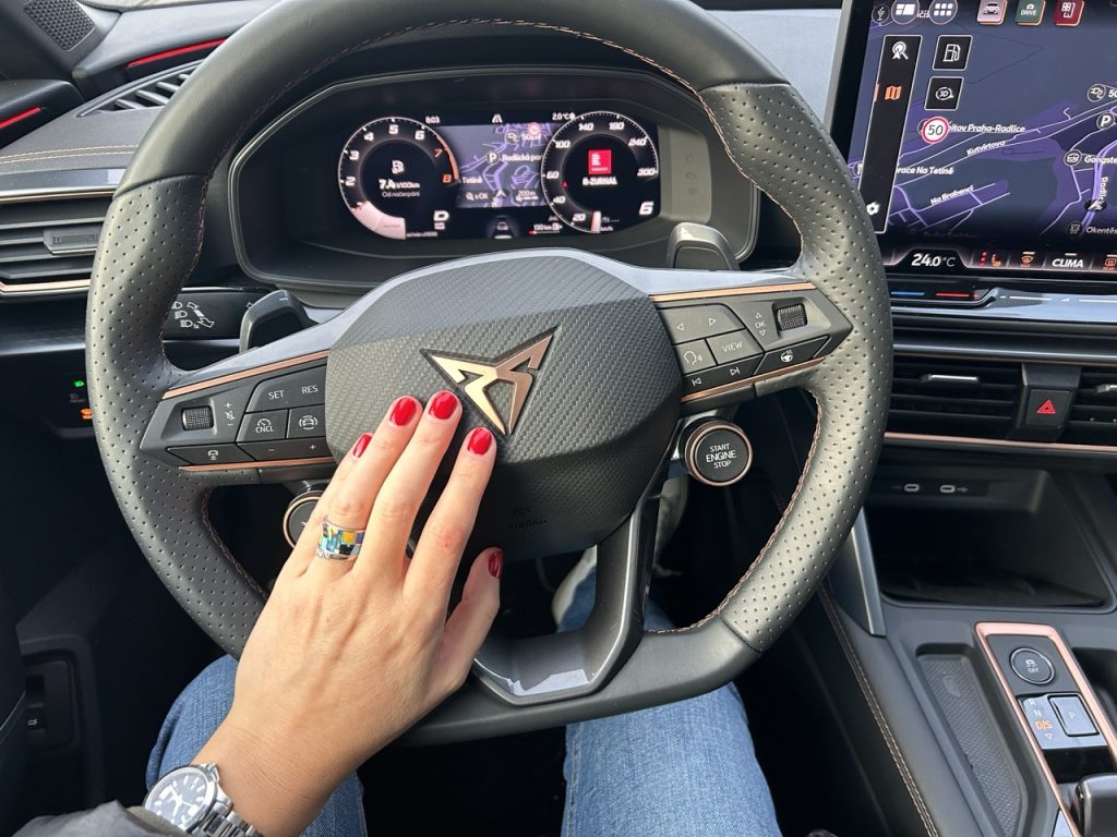 test CUPRA Leon ST: foto Žena v autě.cz_9073 ve velké velikosti