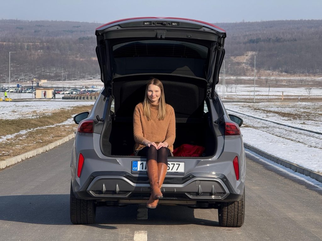 Míša Rubešová testuje Cupra Terramar v anketě AMS: foto Žena v autě.cz