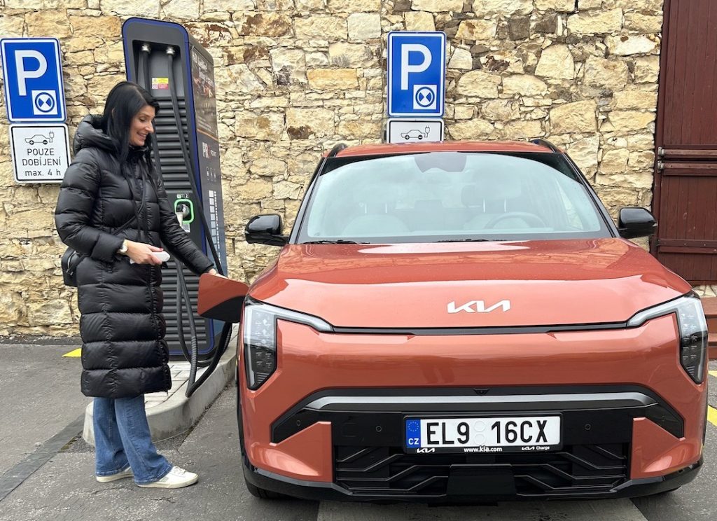 KIA EV3 u dobíječky PRE: foto Žena v autě.cz