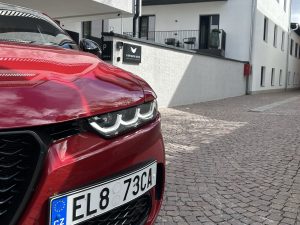 Dobíjení plug-in hybriního Tonale během cesty do Itálie: foto Žena v autě.cz