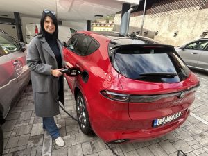 Dobíjení plug-in hybriního Tonale během cesty do Itálie: foto Žena v autě.cz