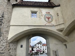 Opatrství Novicella: foto Žena v autě.cz