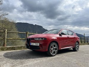 Alfa Romeo Tonale: foto Žena v autě.cz_3324 ve velké velikosti