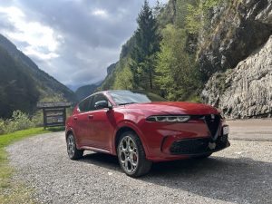 Alfa Romeo Tonale: foto Žena v autě.cz_3339 ve velké velikosti