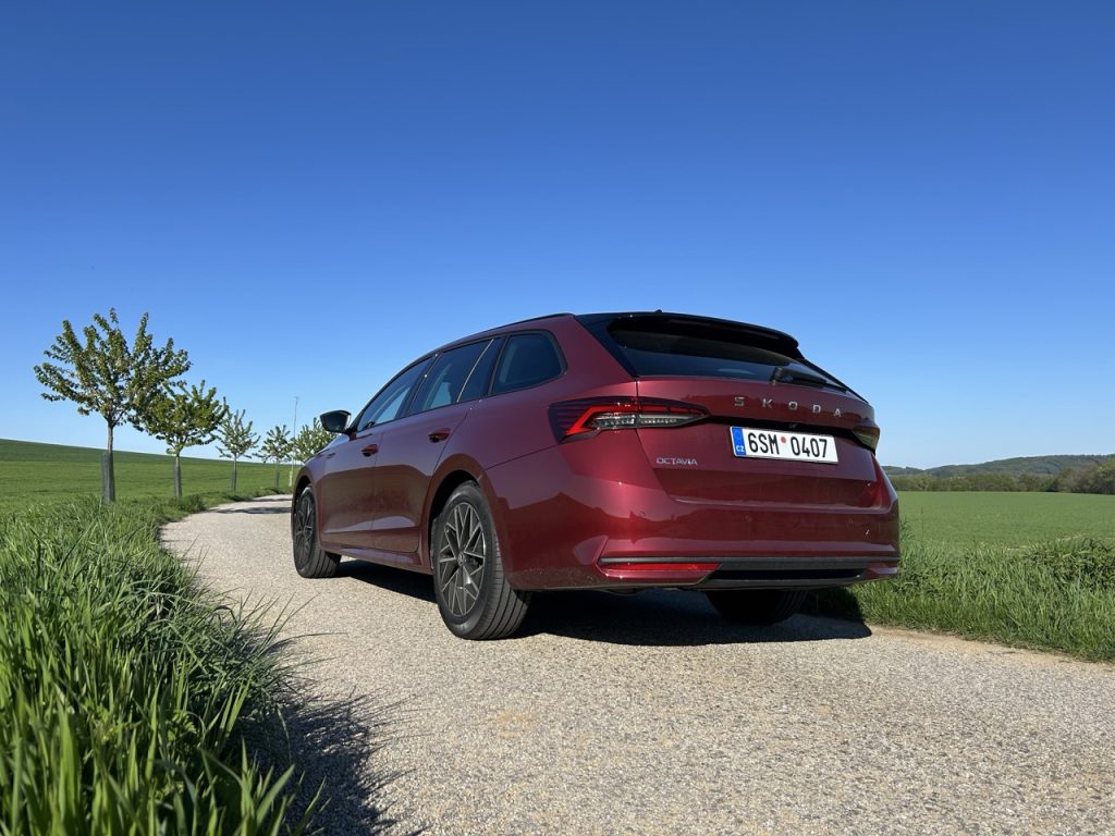 Octavia Combi: foto Žena v autě.cz_3598 ve velké velikosti