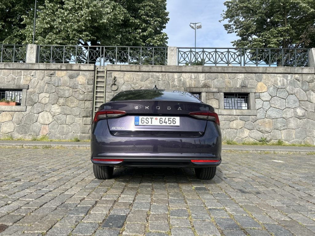 Octavia-liftback: foto Žena v autě.cz_3772 ve velké velikosti