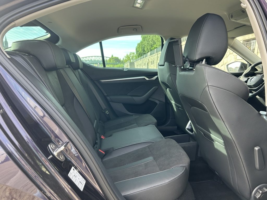 Octavia-liftback: foto Žena v autě.cz_3785 ve velké velikosti