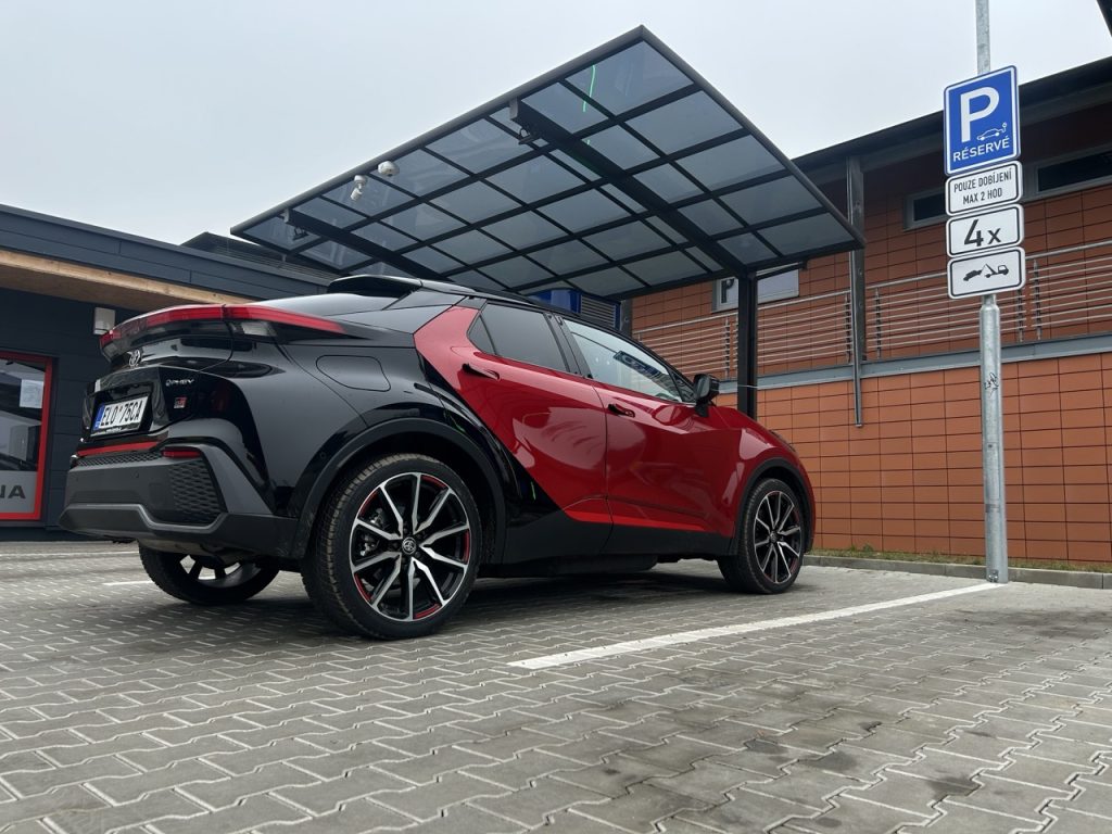 Toyota C-HR u dobíječky PRE, foto Žena v autě.cz