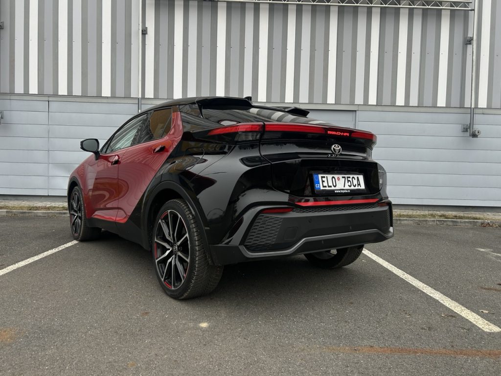 Toyota C-HR foto Žena v autě.cz_0666 ve velké velikosti