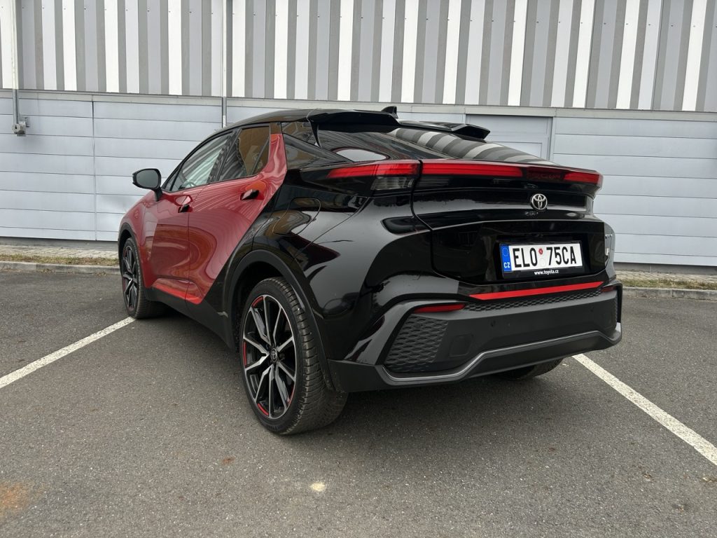 Toyota C-HR foto Žena v autě.cz_0669 ve velké velikosti