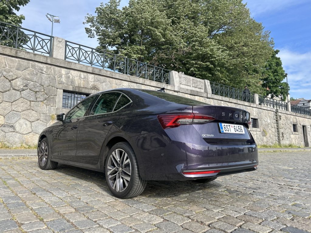 Test Octavia: foto Žena v autě
