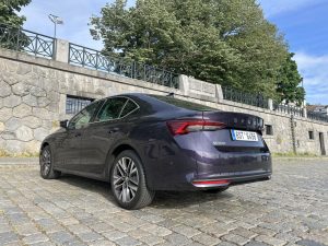 Test Octavia: foto Žena v autě