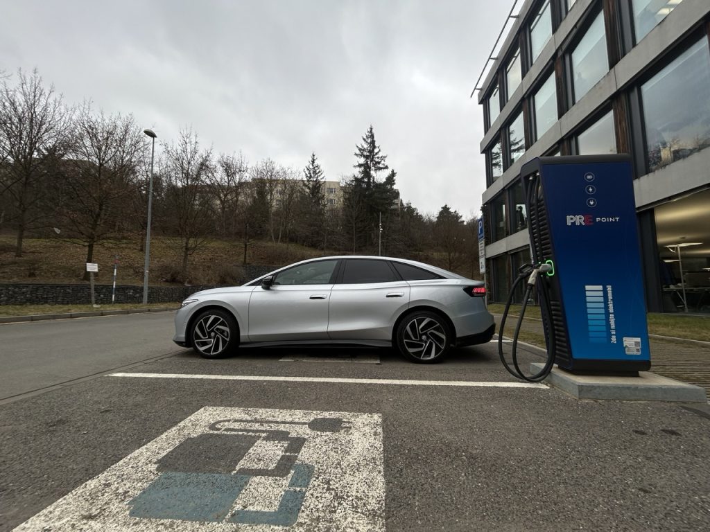 VW ID.7 u dobíječky PRE: foto Žena v autě.cz